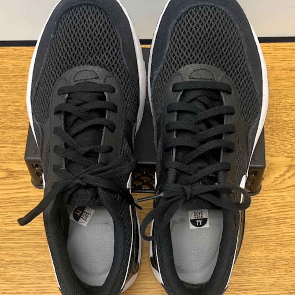 Air Max 90 - 7Y also fits a women 8.5, Black - White - Picture 7 of 8